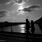 in s/w  -  Blick gegen die Sonne  -  auf den Neckar in Heidelberg