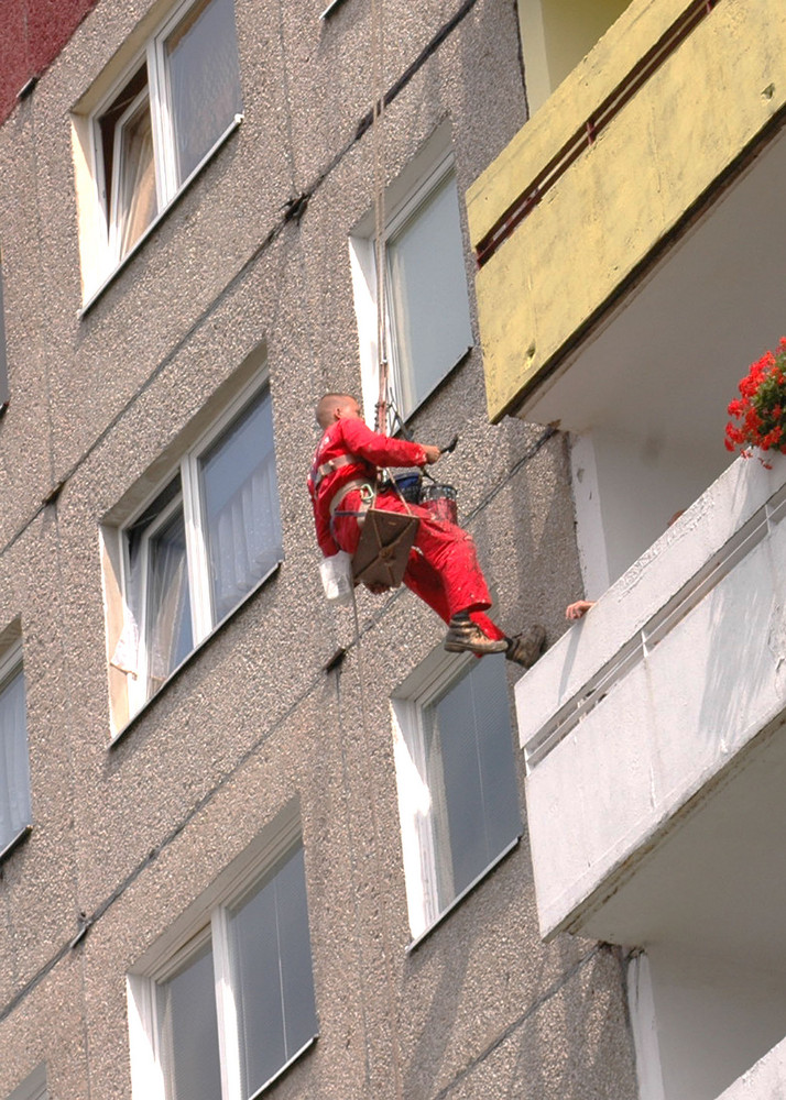 in Swindemünde gesehen wie er am Hochhaus arbeite...anderes Land andere Methoden