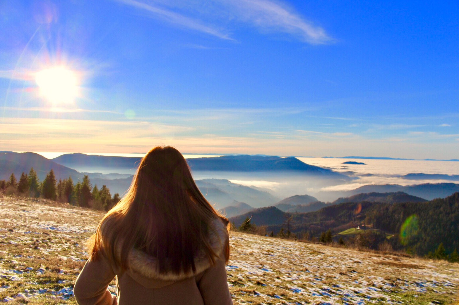 In the cold, we also can enjoy the sunlight and sightseeing.