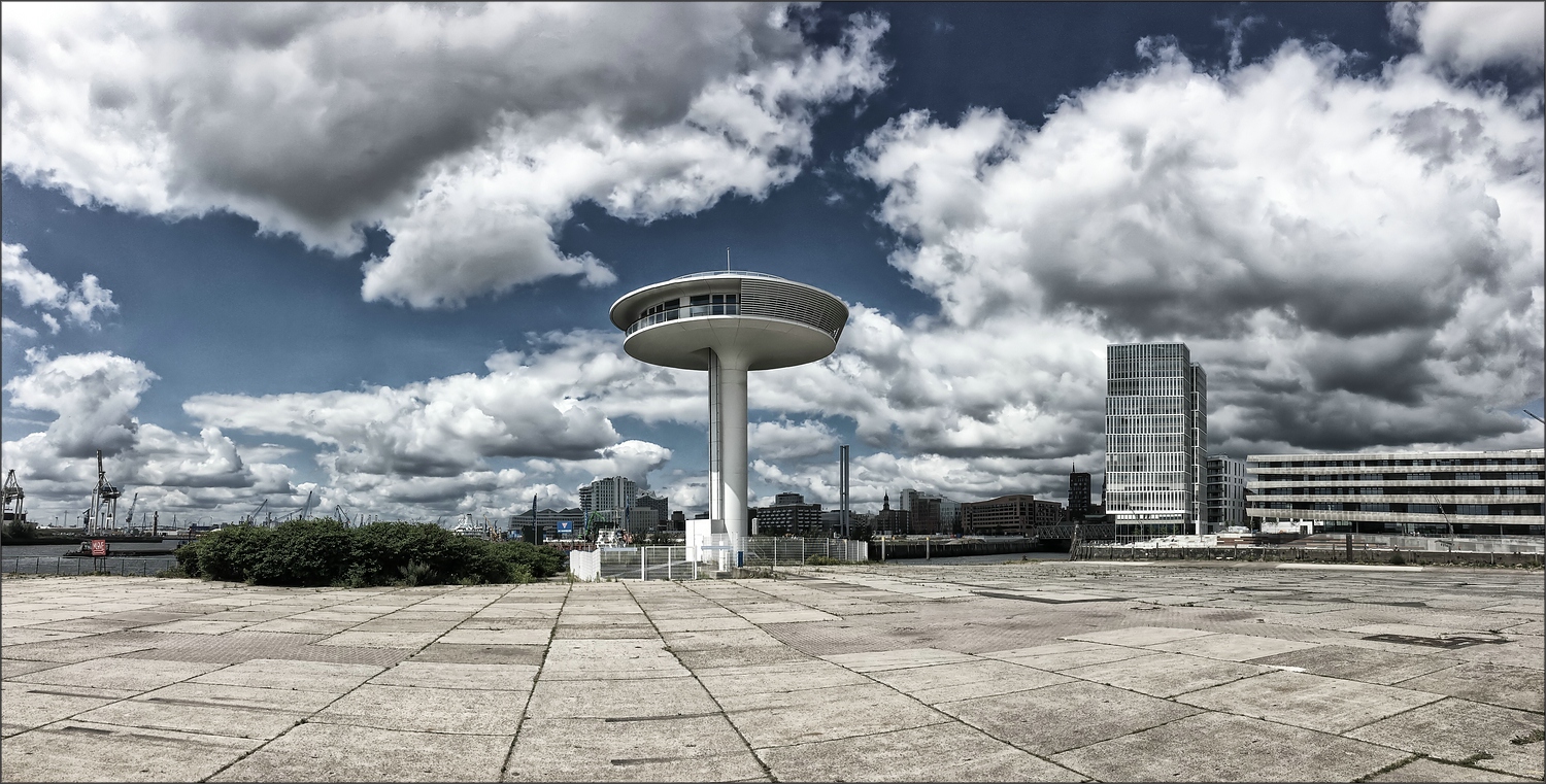 * In the port of Hamburg, the UFOs have landed *