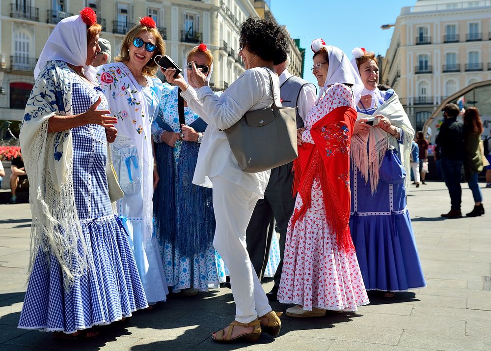 ..in traditioneller Tracht auf dem Puerto de Sol in Madrid