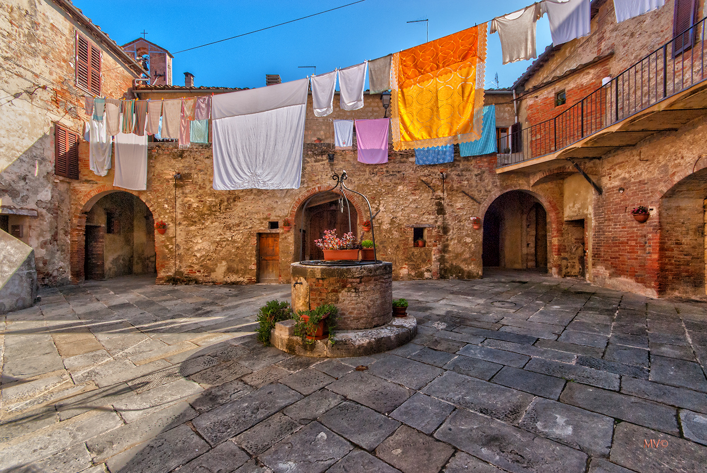 In un vecchio cortile ad Asciano (SIENA)