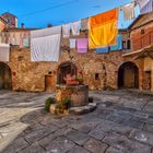 In un vecchio cortile ad Asciano (SIENA)