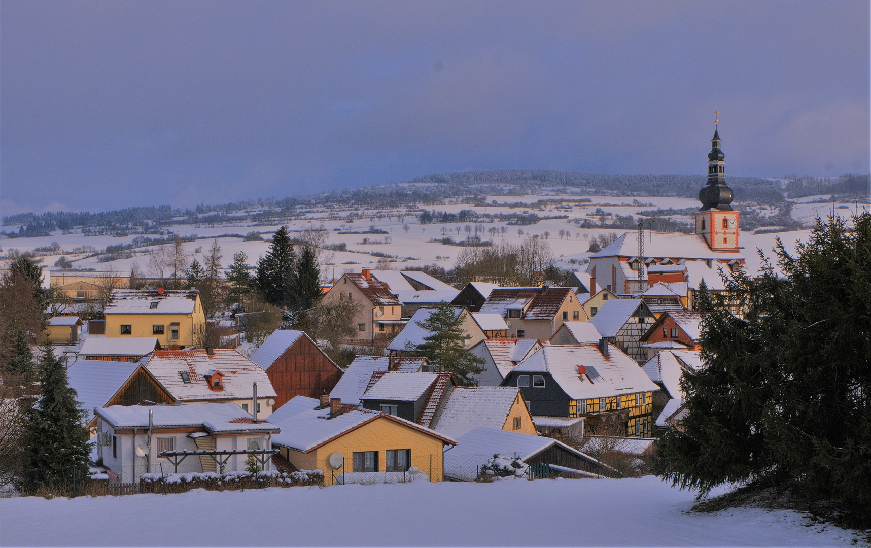 in unserem Dorf auch viel Schnee (en nuestro pueblo también hay mucha nieve)