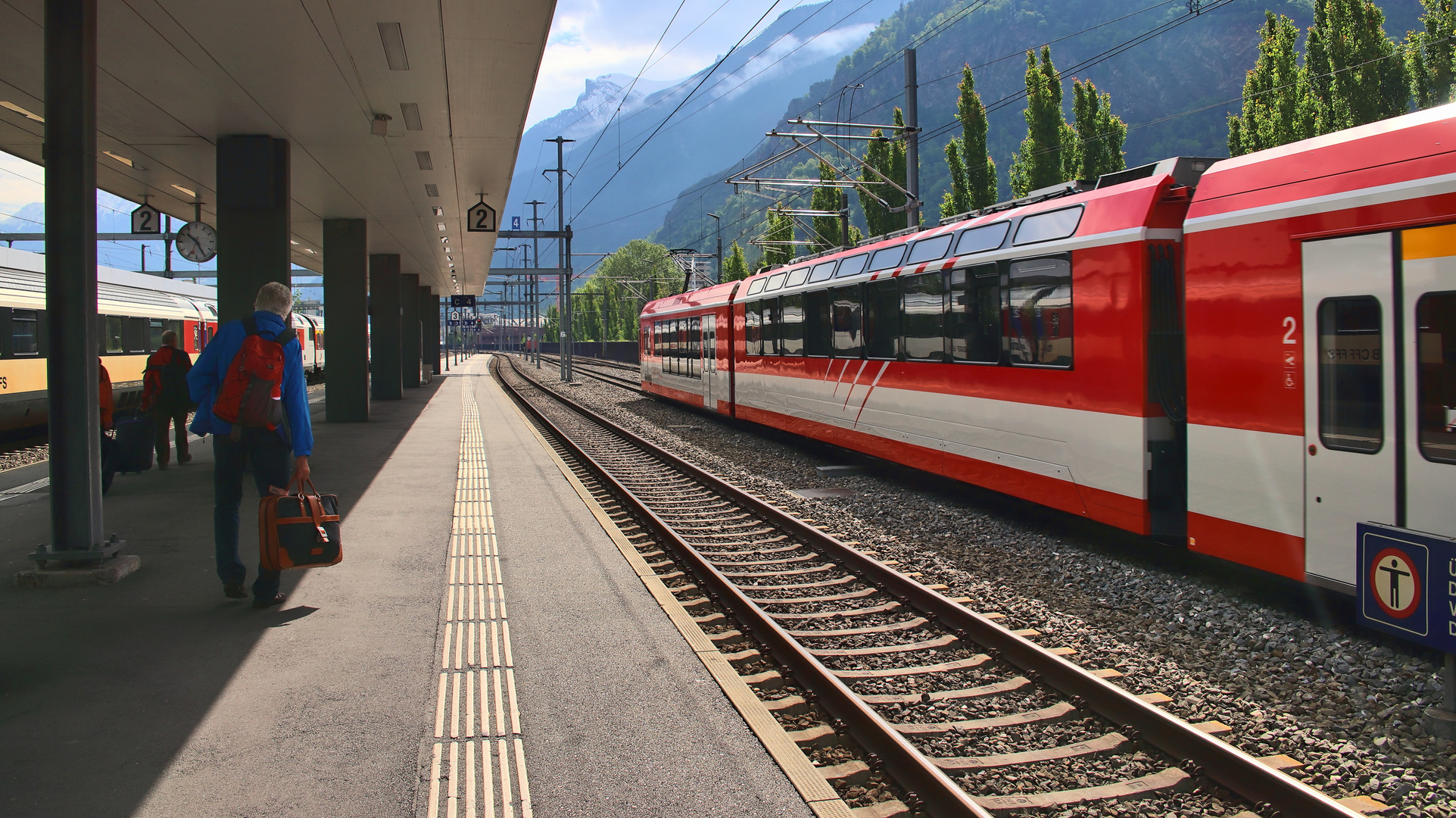 In Visp angekommen,wird auf den Sonderzug in Richtung Berlin gewartet