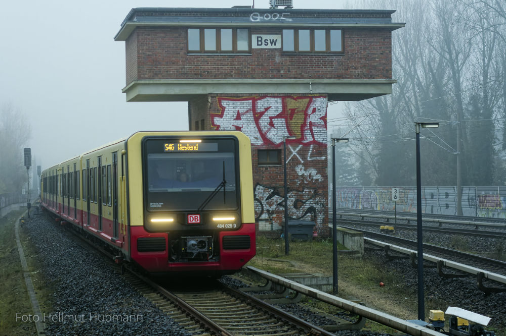 IN WAHNSINNIGER SCHRITTGESCHWINDIGKEIT SCHOSSEN DIE ZÜGE DURCH DEN HARMLOSEN NEBEL...