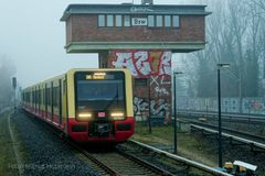 IN WAHNSINNIGER SCHRITTGESCHWINDIGKEIT SCHOSSEN DIE ZÜGE DURCH DEN HARMLOSEN NEBEL...