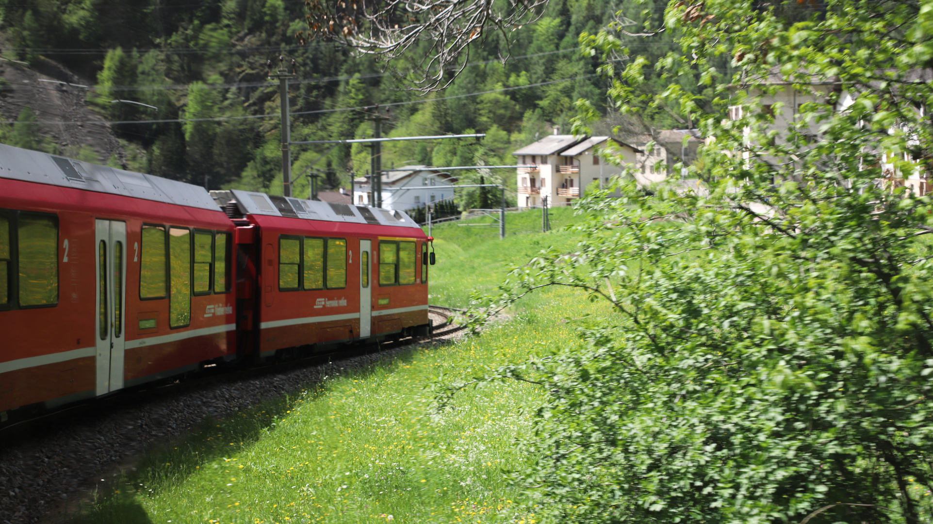 In wenigen Minuten durchfahren wir die Station Brusio