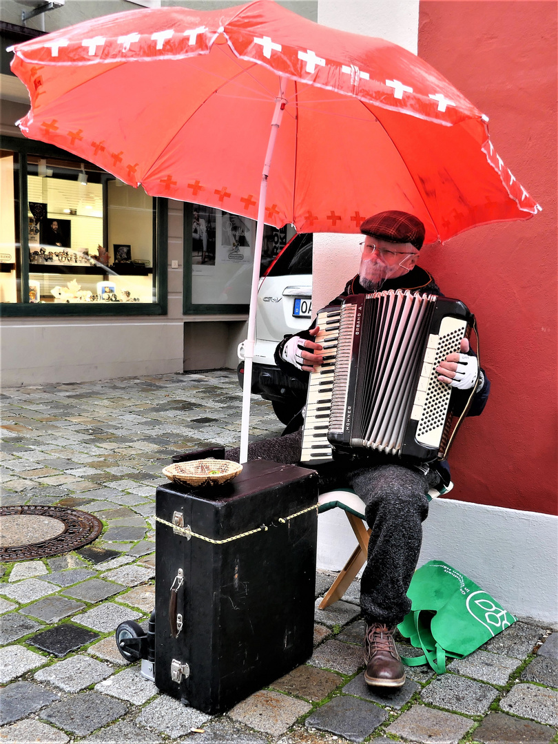 In Zeiten von Corona 50: Unser polnischer Straßenmusikant; unverdrossen ... 