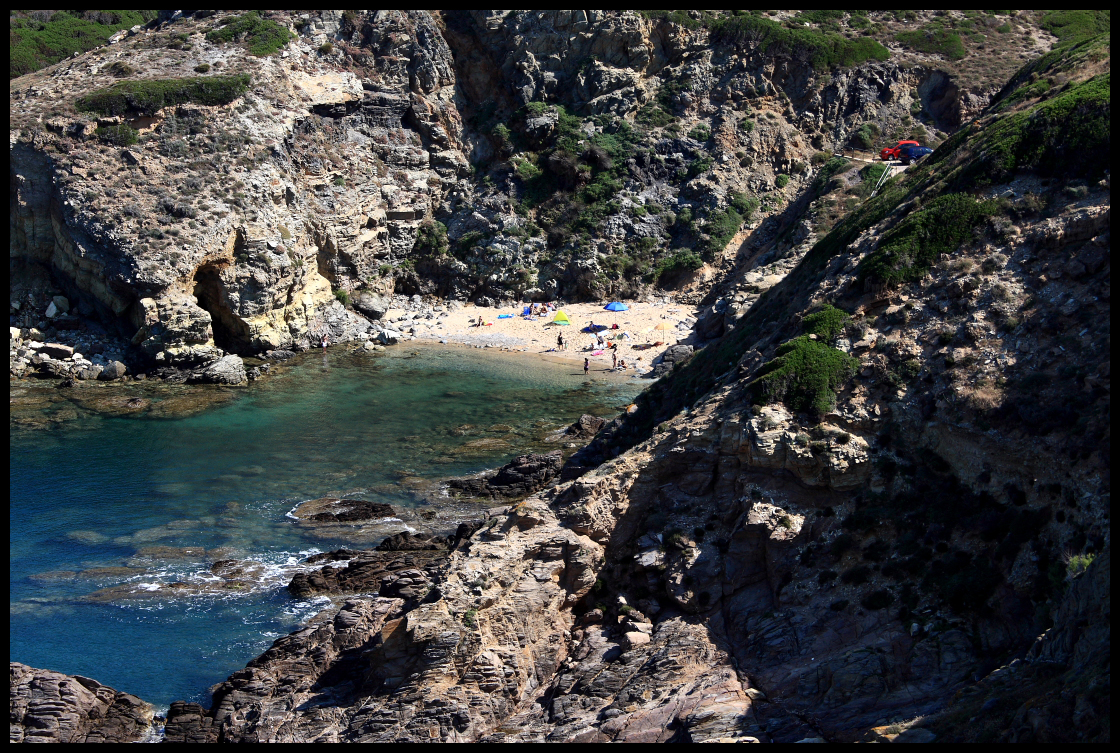 Incastonata tra le rocce