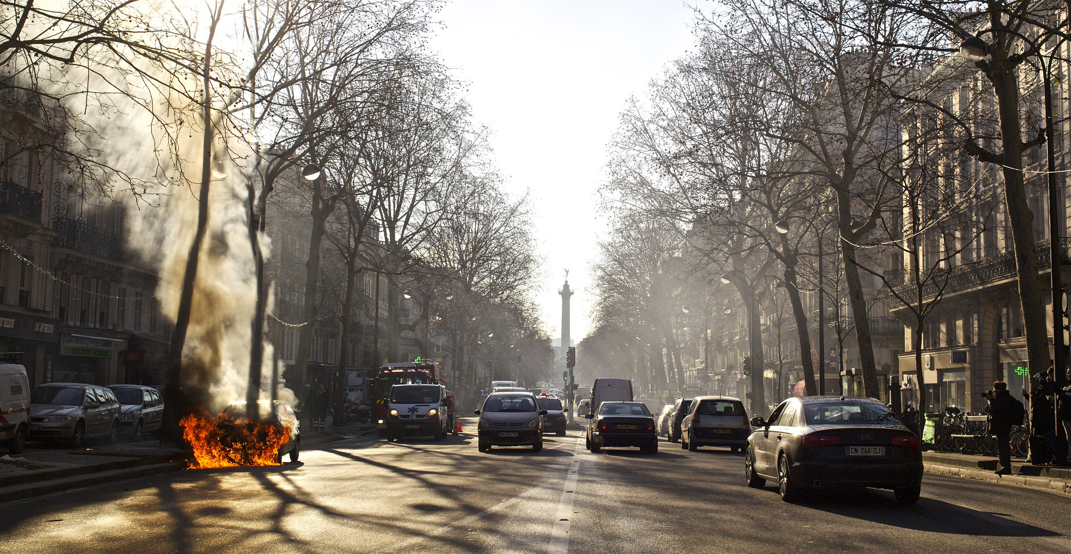 Incendie voiture en plein Paris .