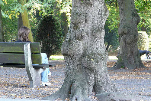 Inconnue assise sur un banc