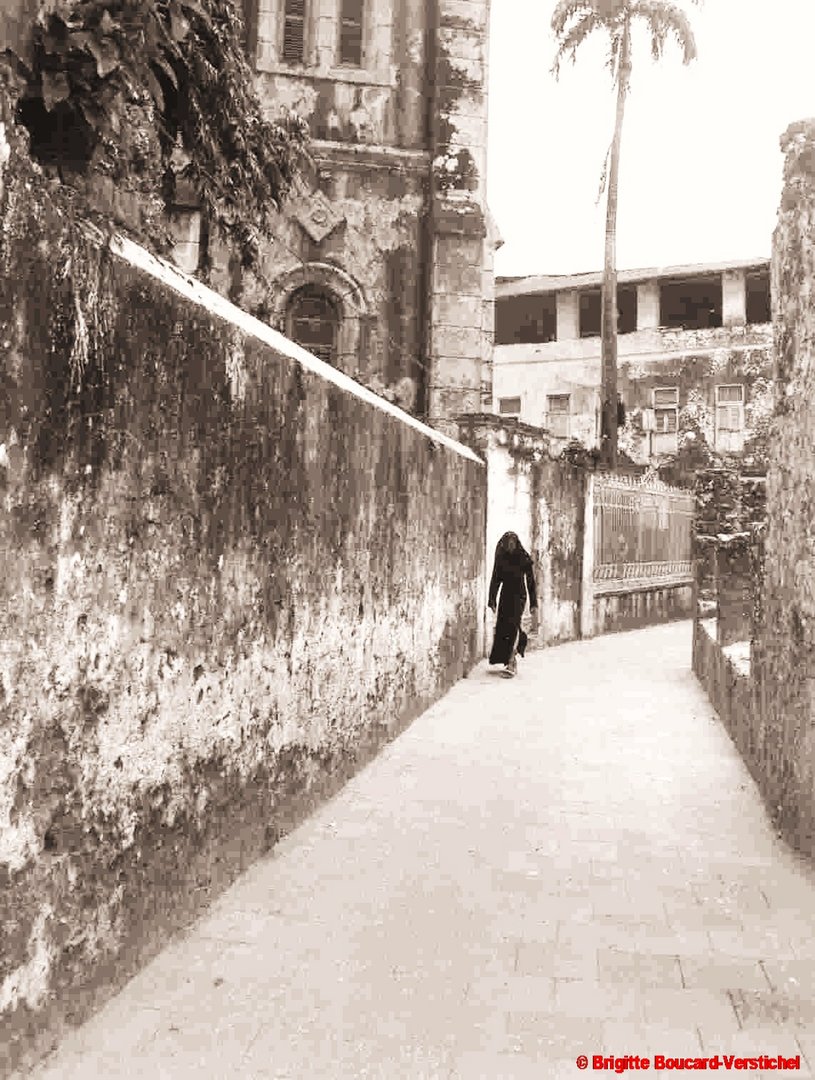 Inconnue dans les rues de Stone Town, Zanzibar