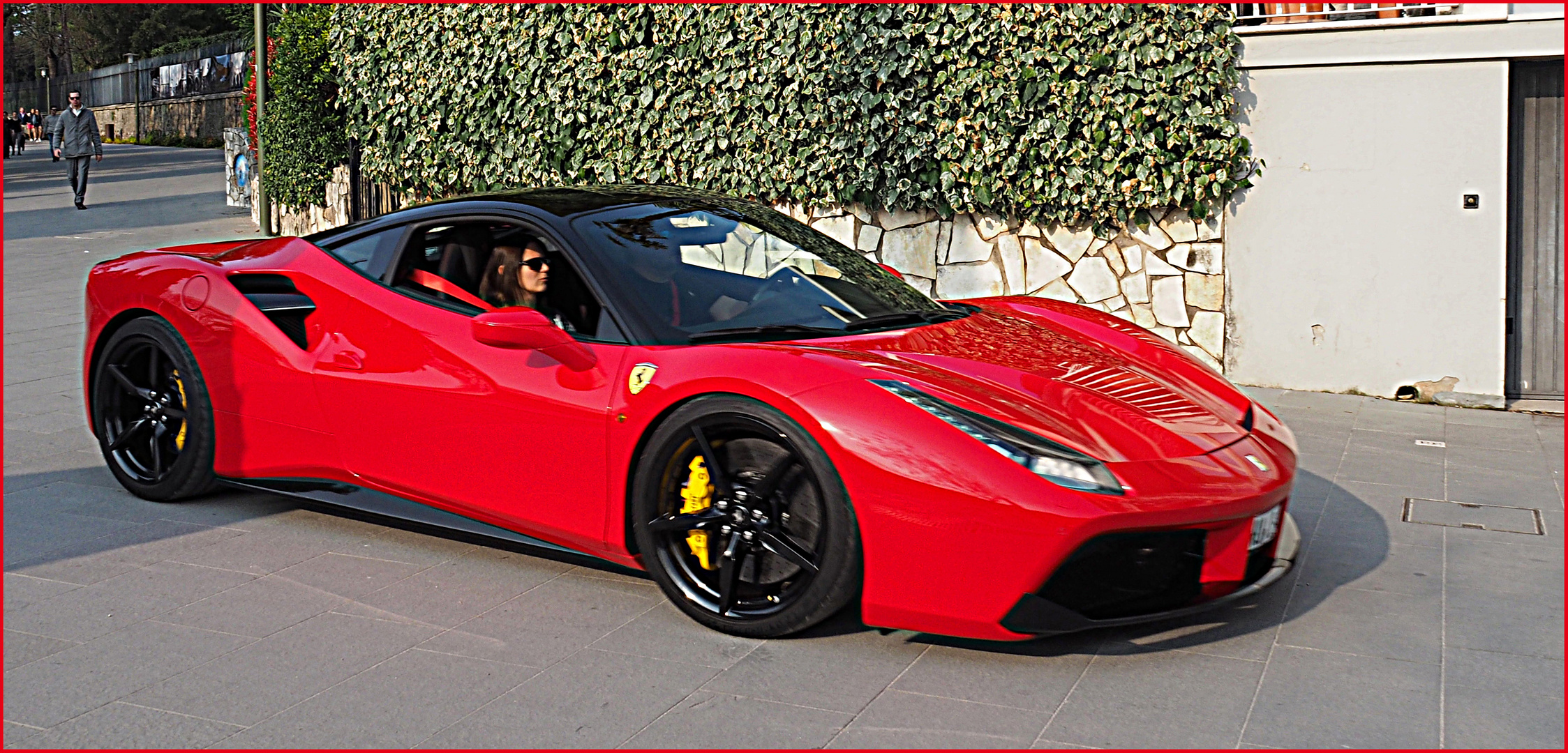 Incontournable…Ferrari et rouge… !
