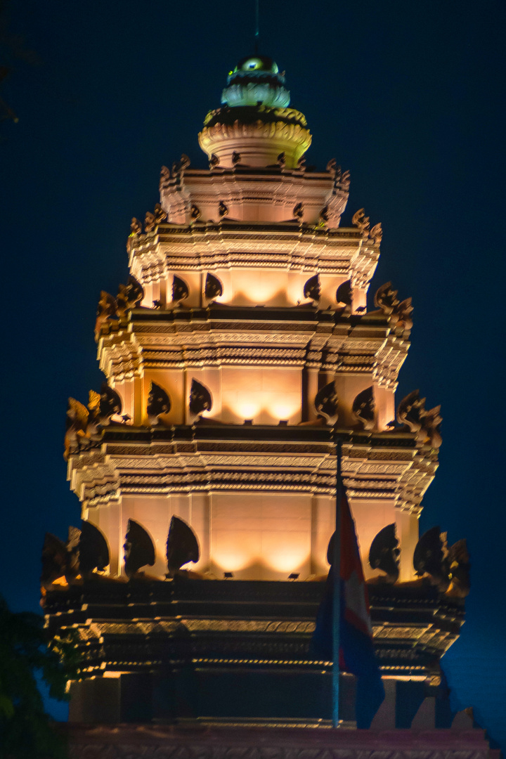 Independence Monument at night