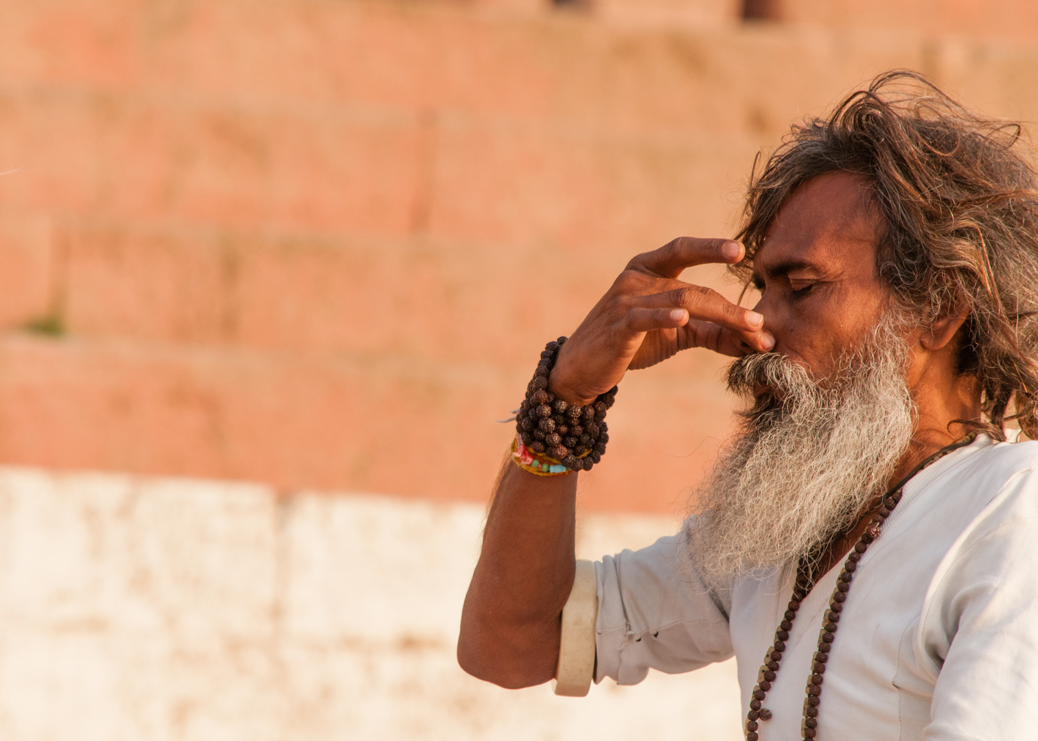 Inder meditiert am Ganges in Varanasi, Indien