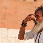 Inder meditiert am Ganges in Varanasi, Indien