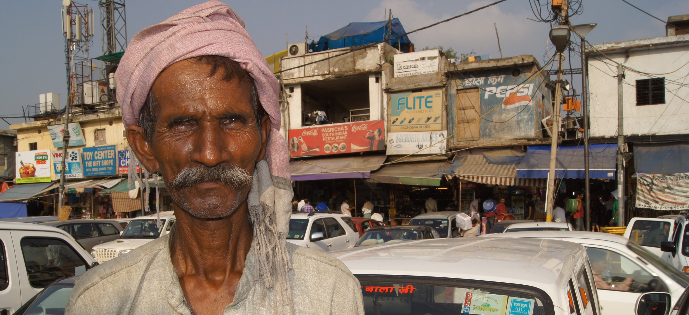 Inder vor den Markthallen