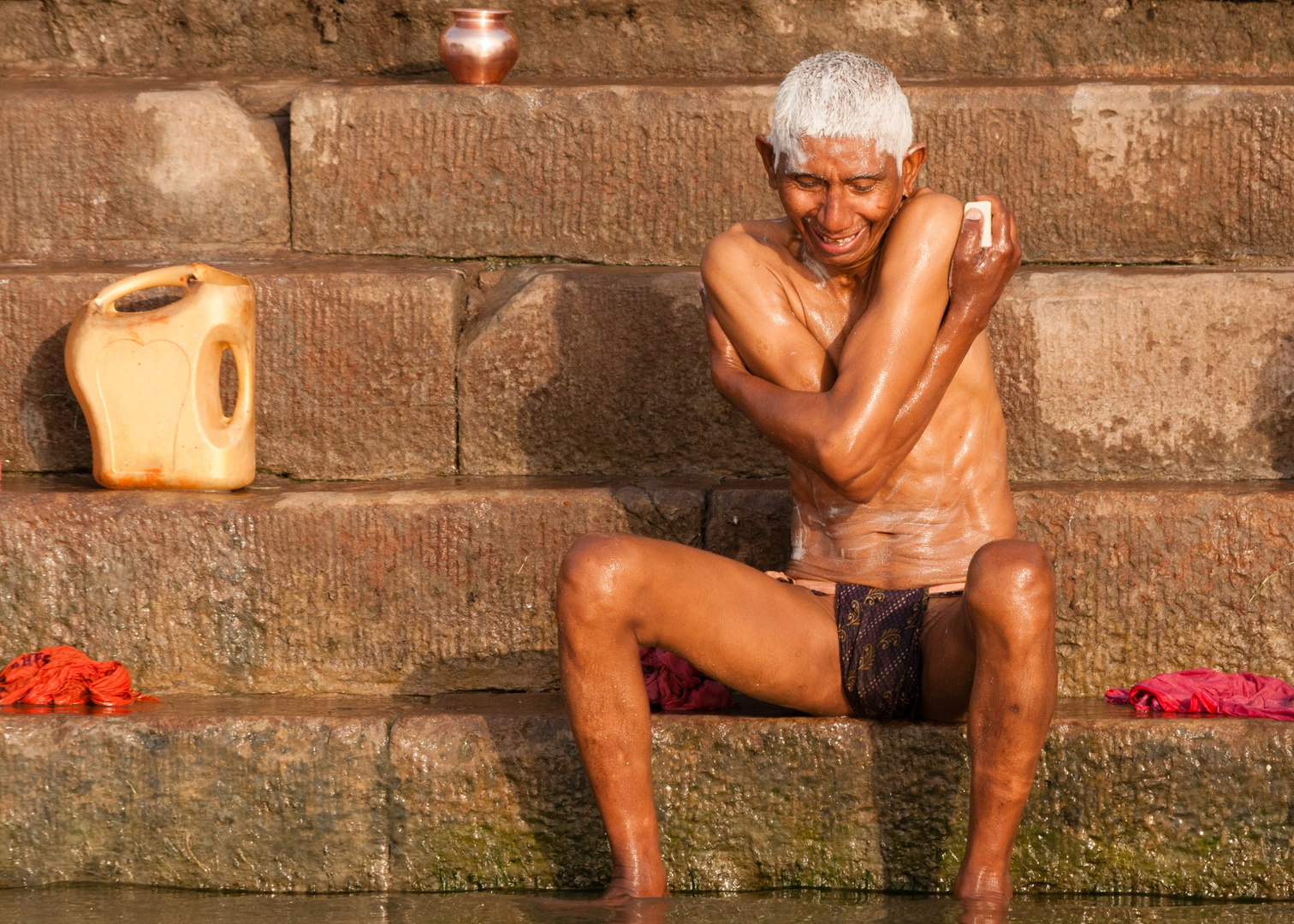 Inder wäscht sich auf den Ghats in Varanasi, Indien