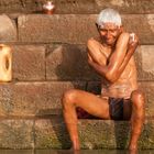 Inder wäscht sich auf den Ghats in Varanasi, Indien