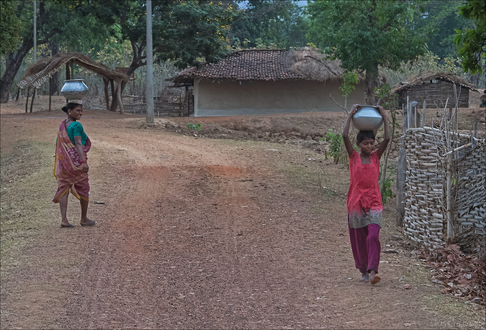 India [15] - Die Wasserträgerinnen