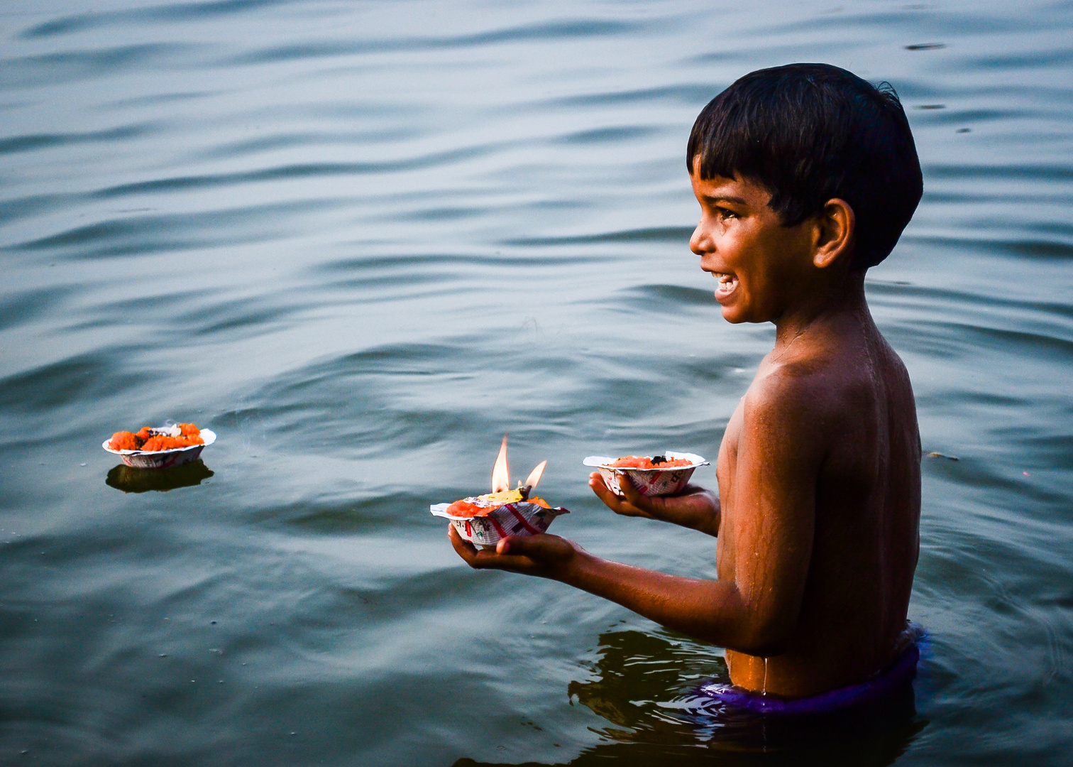 India | Niño bañándose en el Ganges, Varanasi, India