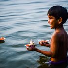 India | Niño bañándose en el Ganges, Varanasi, India