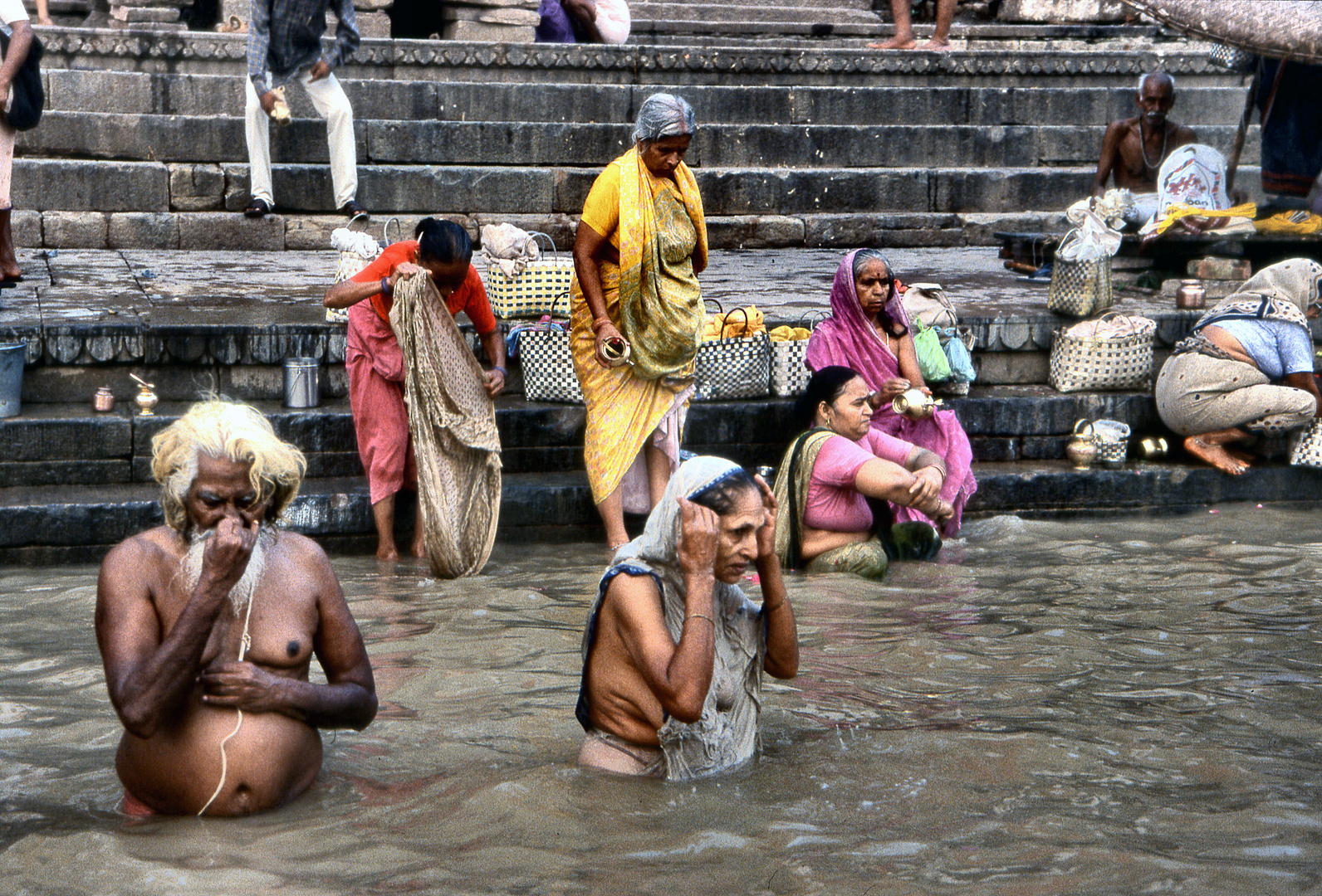 India-Varanasi-Purificazione nel Gange