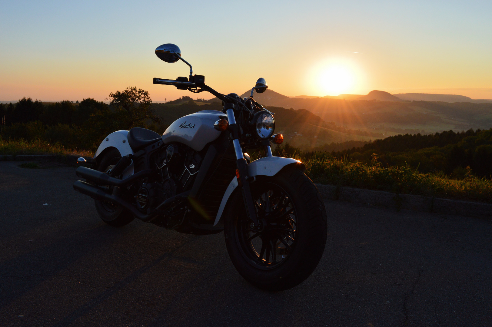 Indian Scout Sixty im Sonnenaufgang