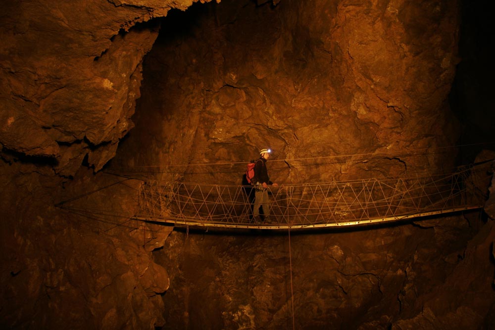 Indiana Jones Brücke in einer Höhle