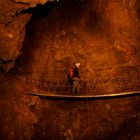 Indiana Jones Brücke in einer Höhle