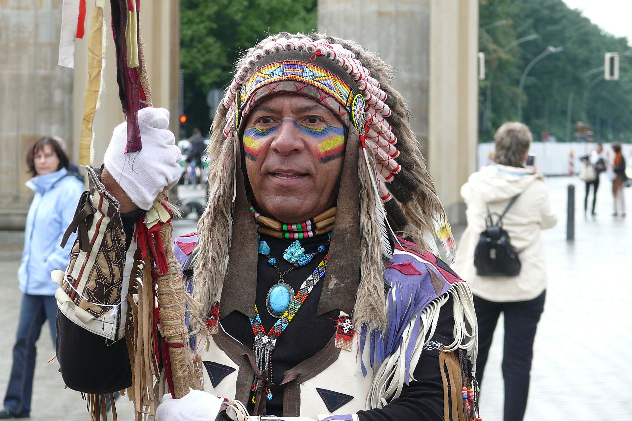 Indianer am Brandenburger Tor Berlin