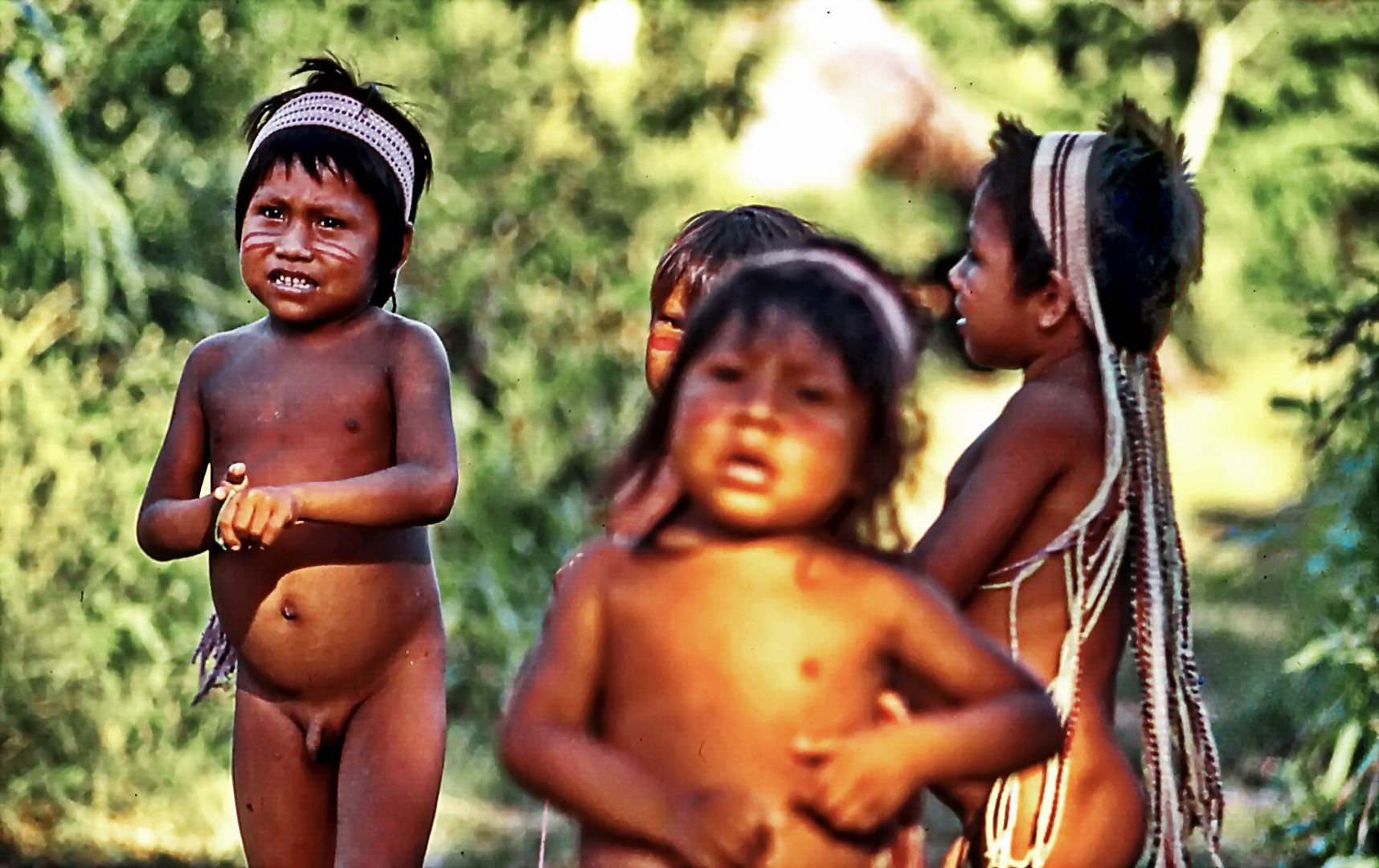 Indianer spielen Indianer am Amazonas