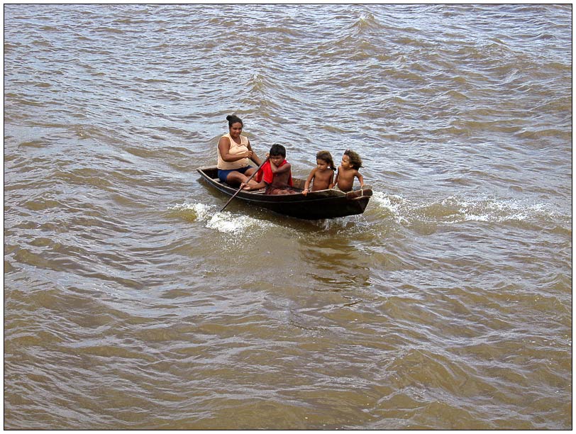 Indianerfamilie im Boot 2