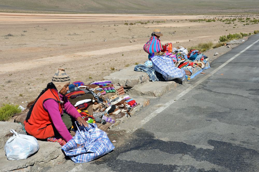 Indianerfrauen bieten an der Straße Souvenirs an