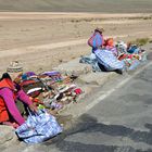 Indianerfrauen bieten an der Straße Souvenirs an