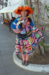 Indianermädchen als Fotmodel in Arequipa (1)
