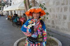 Indianermädchen als Fotomodel in Arequipa (2)