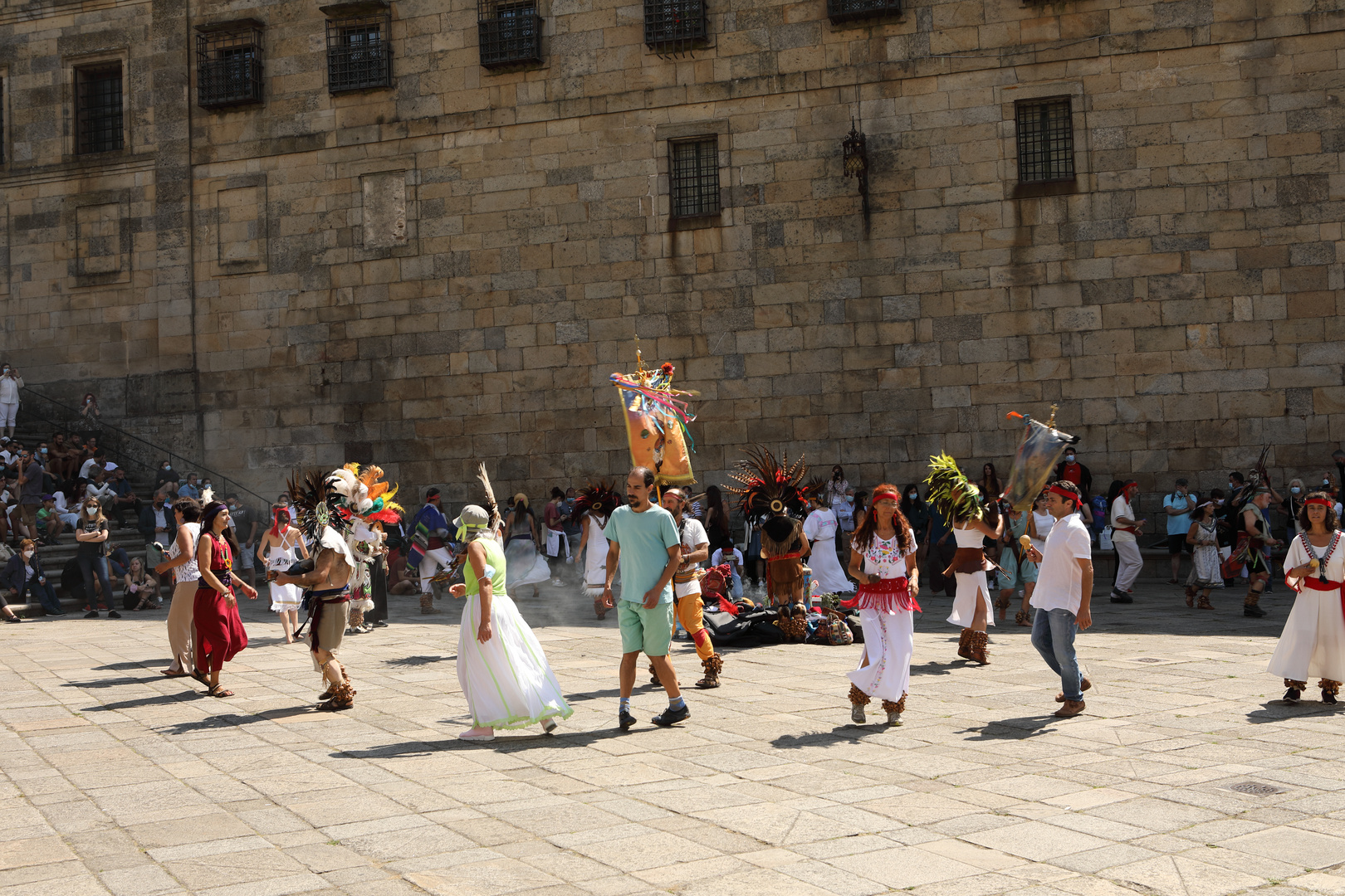 indianische Tanzgruppe vor der Kathedrale