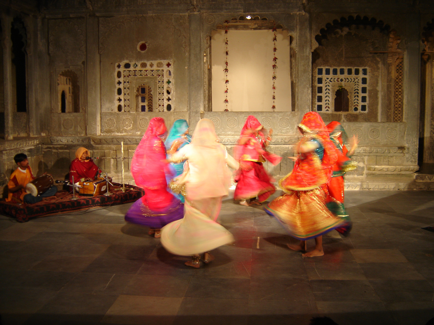 indiavoyages france...Raj Dance in Udaipur