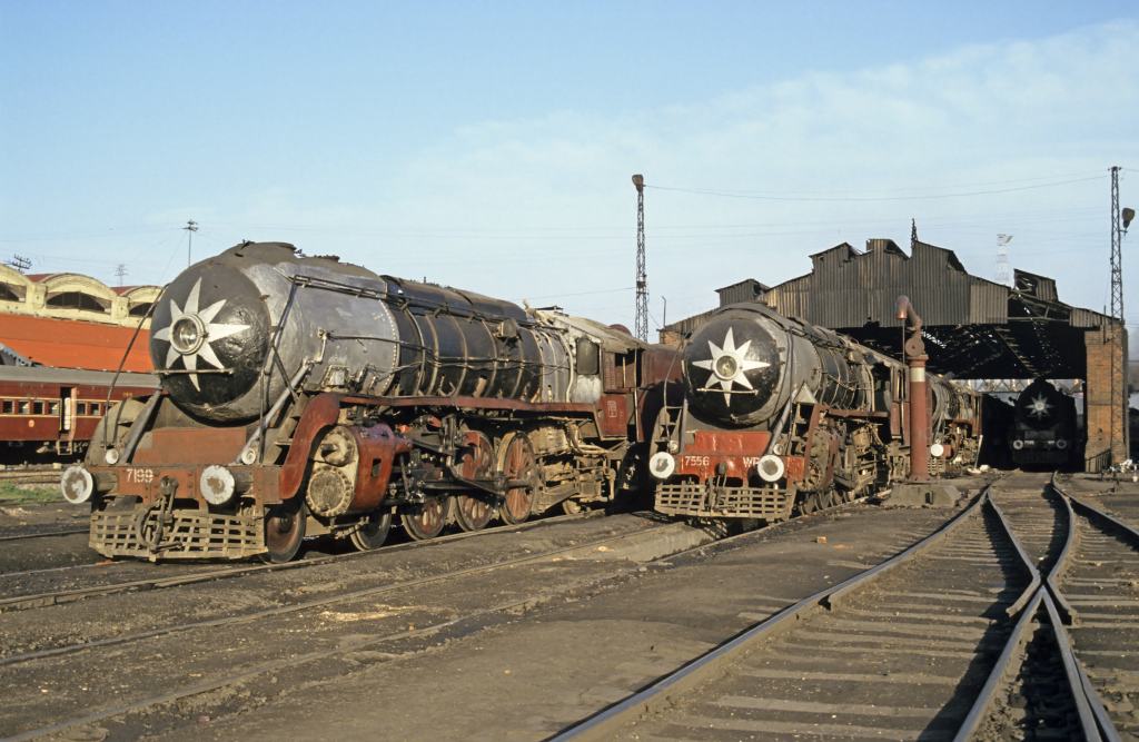 Indien-DampfloksWP7199 und,WP7556-1warten im locoshed Saharanpur auf neue Einsätze
