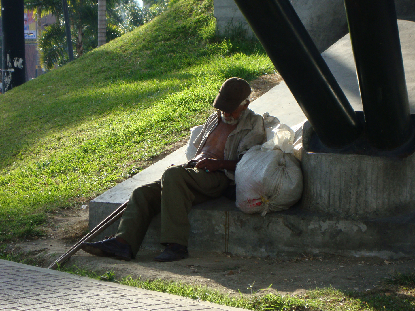 INDIGENCIA, ANCIANO DEBAJO DE UN PUENTE EN PEREIRA