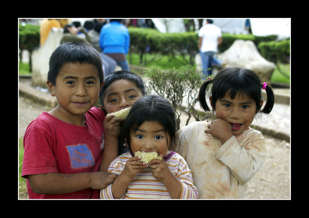 Indiokinder auf dem Markt von San Cristobal