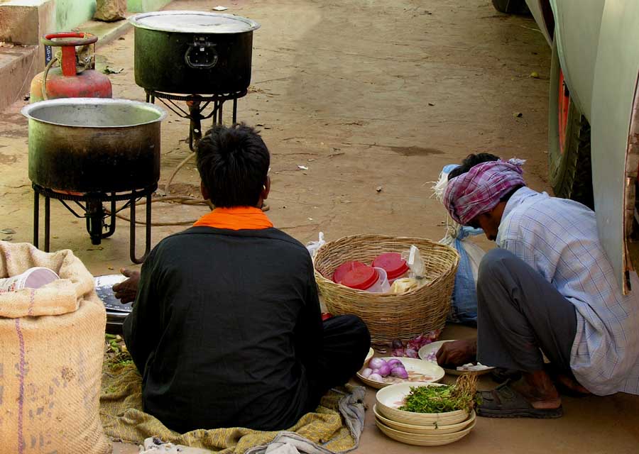 indische Buschauffeure beim Kochen des Mittagessens