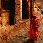 Indische Frau im roten Kleid