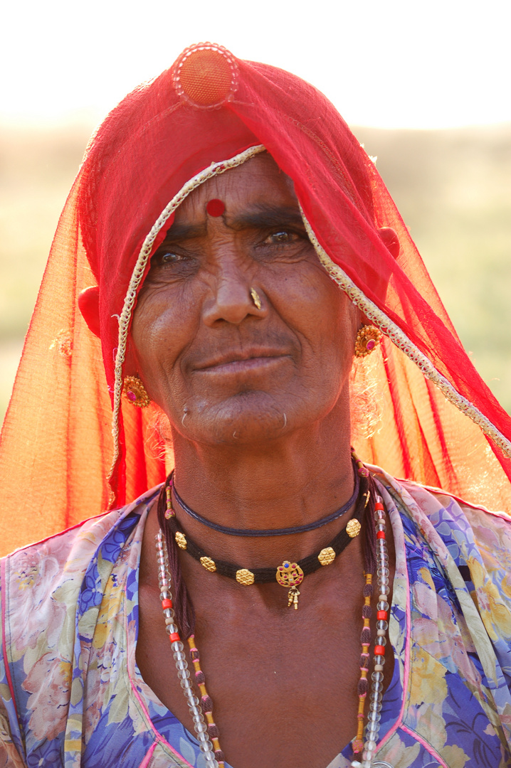 Indische Frau in der Wüste Deogarh, Indien