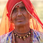 Indische Frau in der Wüste Deogarh, Indien