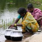 Indische Frauen beim Geschirrspuelen
