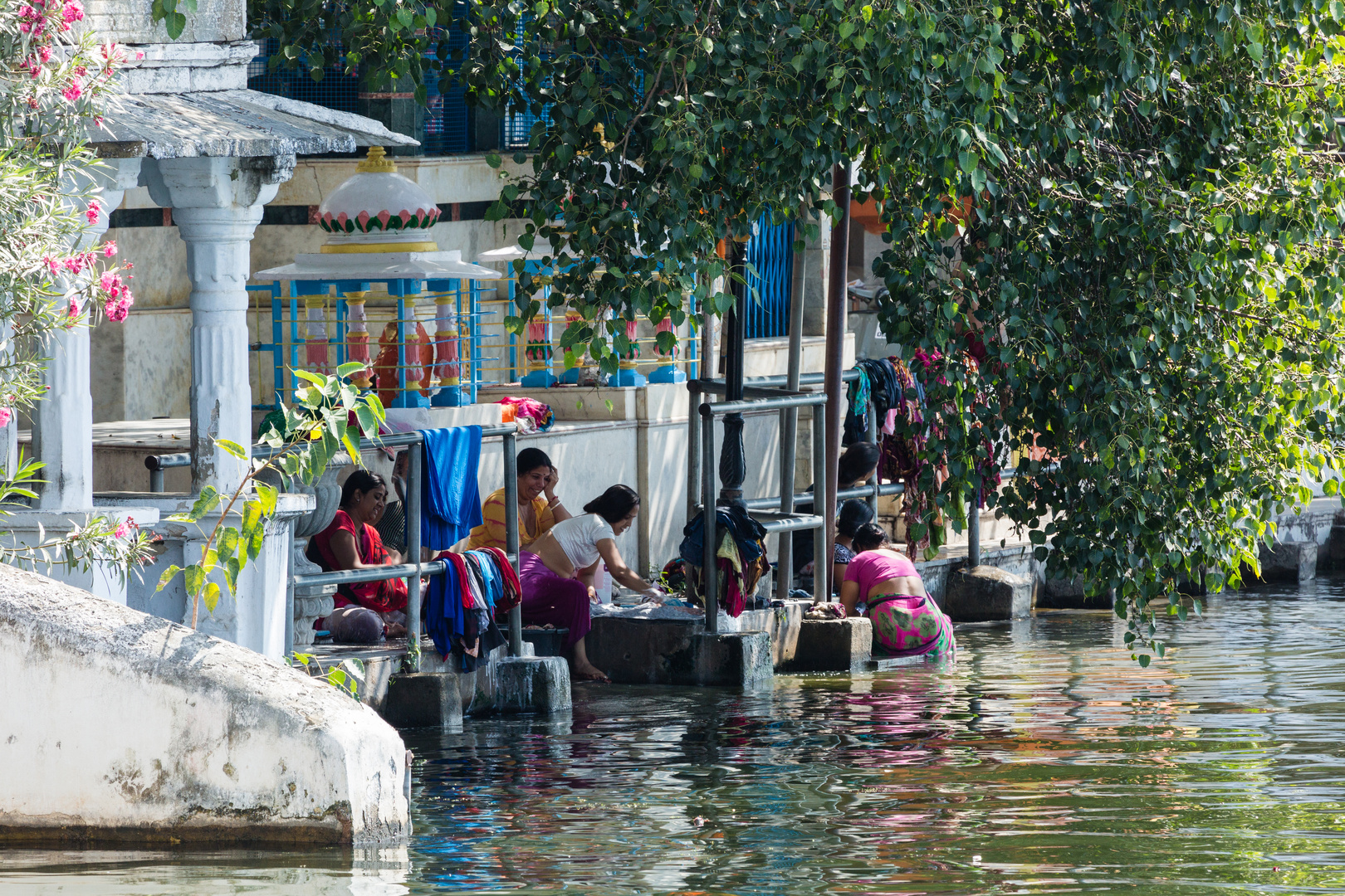 Indische Frauen waschen am Picholasee