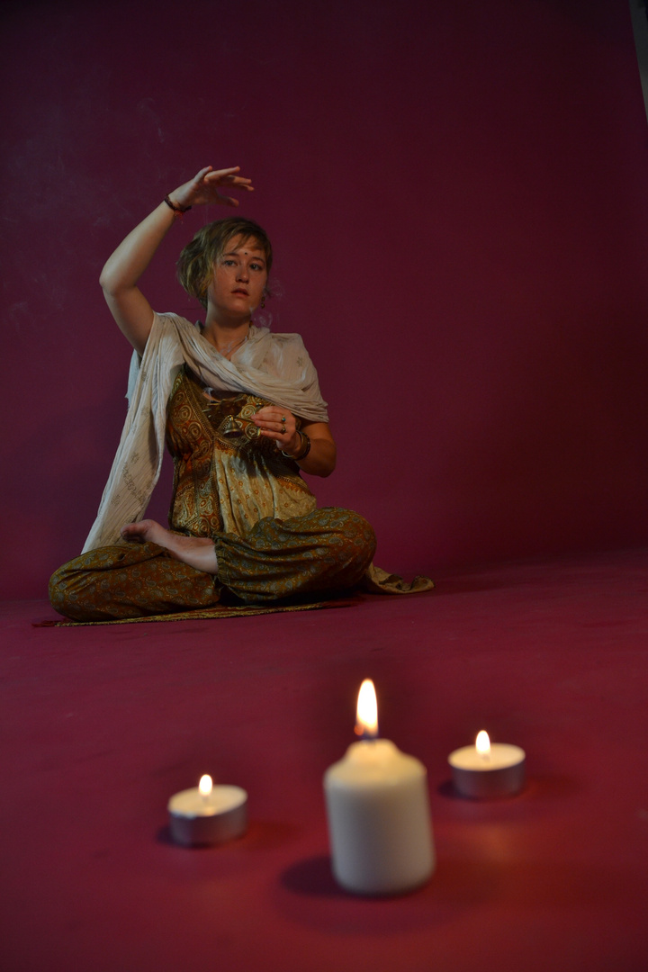 Indische Meditation mit Räucherwerk (Sandelholz)